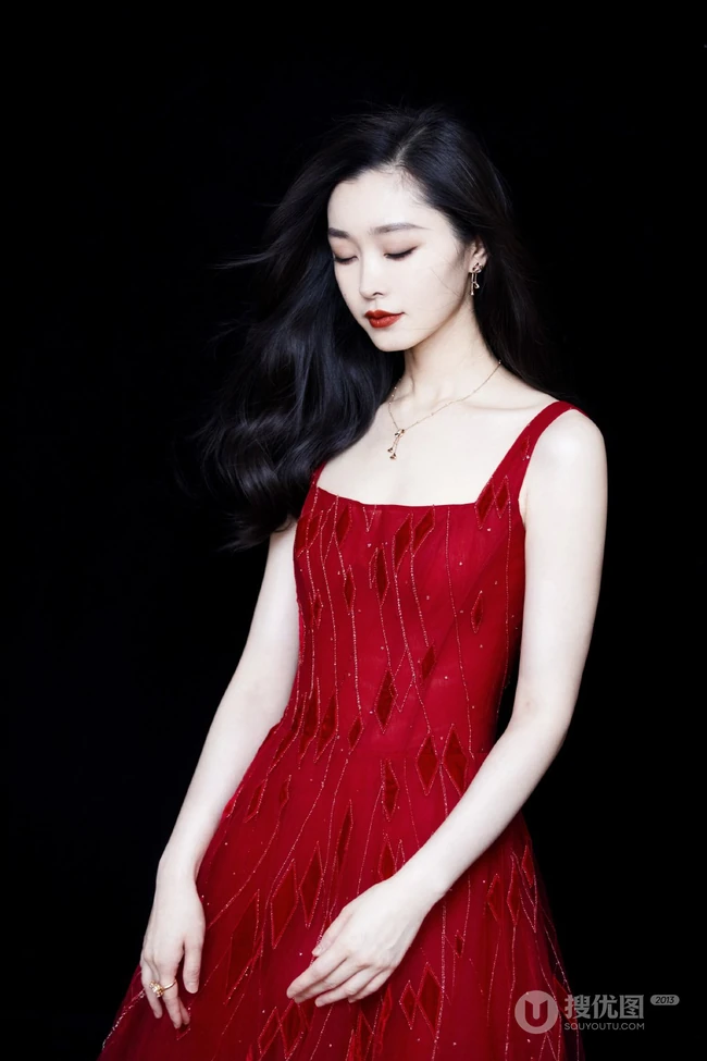宋轶超美露背装肩带红裙气质写真图片