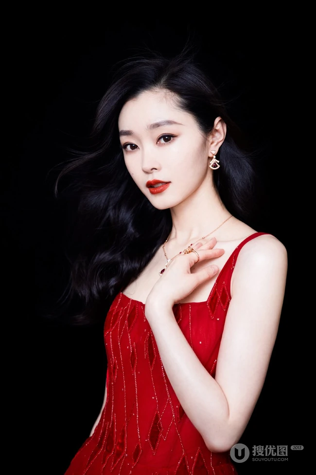 宋轶超美露背装肩带红裙气质写真图片