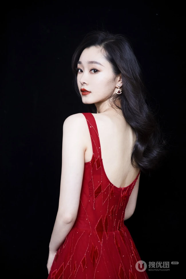 宋轶超美露背装肩带红裙气质写真图片