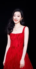 宋轶超美露背装肩带红裙气质写真图片