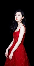 宋轶超美露背装肩带红裙气质写真图片