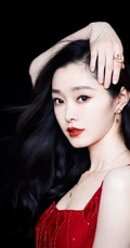宋轶超美露背装肩带红裙气质写真图片