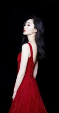 宋轶超美露背装肩带红裙气质写真图片