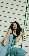 宋茜化身拽拽的甜酷女孩，卷发蓬松搭配束腰连身牛仔裤写真套图