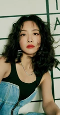 宋茜化身拽拽的甜酷女孩，卷发蓬松搭配束腰连身牛仔裤写真套图