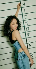 宋茜化身拽拽的甜酷女孩，卷发蓬松搭配束腰连身牛仔裤写真套图
