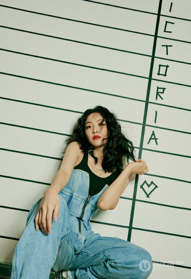 宋茜化身拽拽的甜酷女孩，卷发蓬松搭配束腰连身牛仔裤写真套图