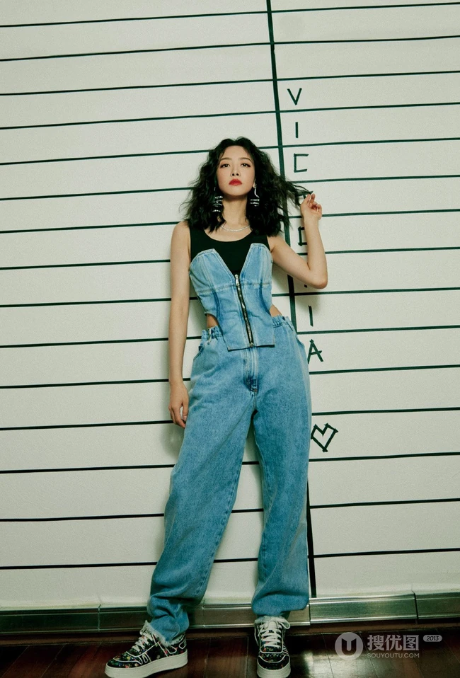 宋茜化身拽拽的甜酷女孩，卷发蓬松搭配束腰连身牛仔裤写真套图