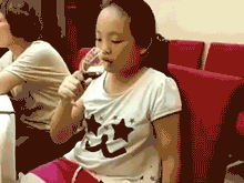 小姑娘这是喝了什么饮料？搞笑喝饮料表情图片
