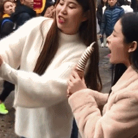 这么长的冰淇淋一口闷，这喉咙好厉害！