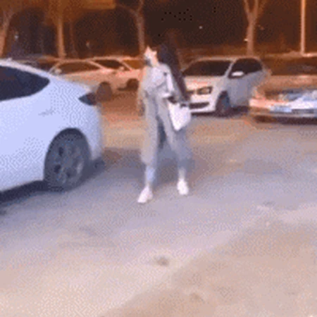 这姑娘刚经历了什么？搞笑下车后女生动态图