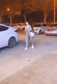 这姑娘刚经历了什么？搞笑下车后女生动态图