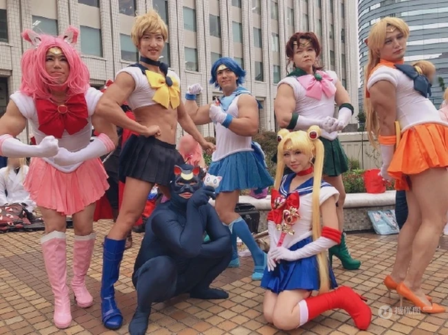 一群壮汉扮演的Cosplay在你面前摆poss是什么感觉？