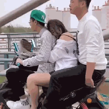摩托车上的三人小队，开车那位兄弟帽子戴着真太合适了