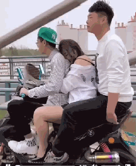 摩托车上的三人小队，开车那位兄弟帽子戴着真太合适了