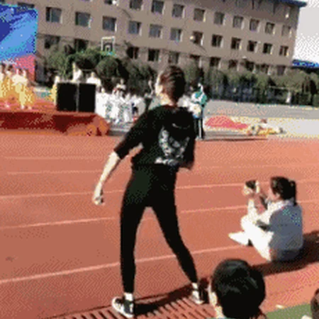 操场里指导小朋友跳舞的跳舞的匀称身形女生老师动态图片