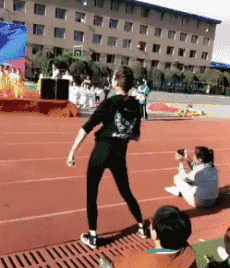 操场里指导小朋友跳舞的跳舞的匀称身形女生老师动态图片