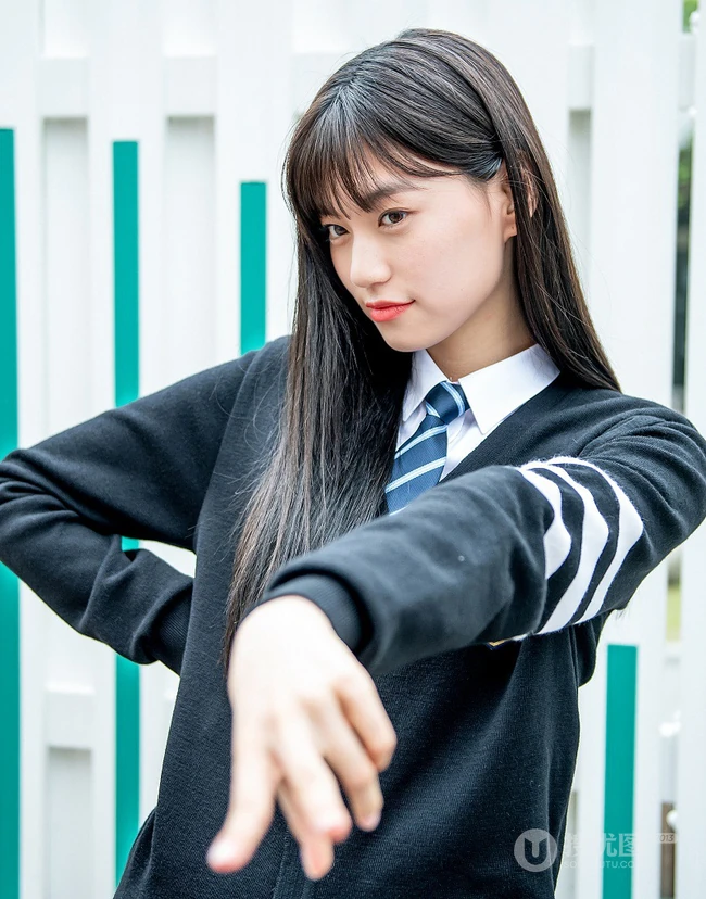 金度妍、金旻奎主演电视剧《撕漫男女》拍摄现场学生装照片