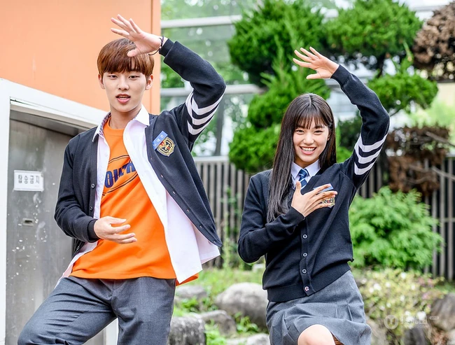 金度妍、金旻奎主演电视剧《撕漫男女》拍摄现场学生装照片