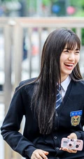 金度妍、金旻奎主演电视剧《撕漫男女》拍摄现场学生装照片