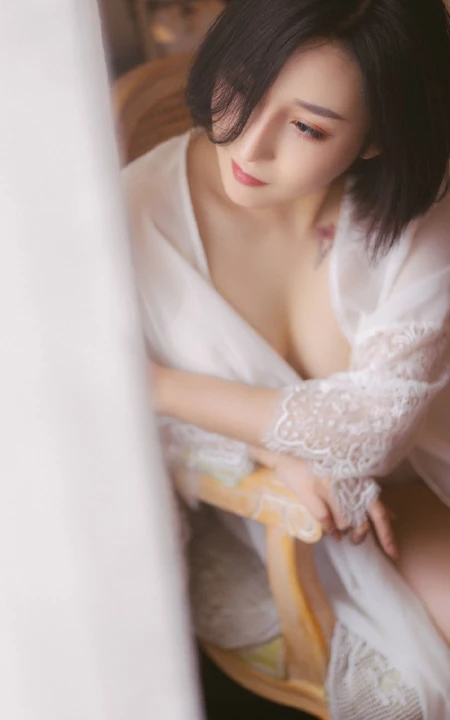 气质齐肩短发成知性生轻纱睡裙半遮半掩柔美室内写真图集
