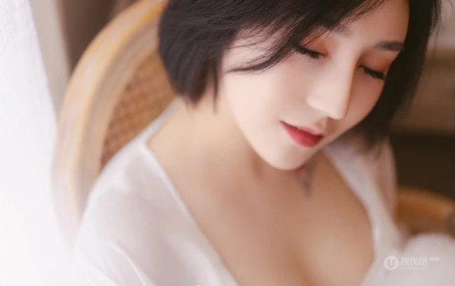 气质齐肩短发成知性生轻纱睡裙半遮半掩柔美室内写真图集