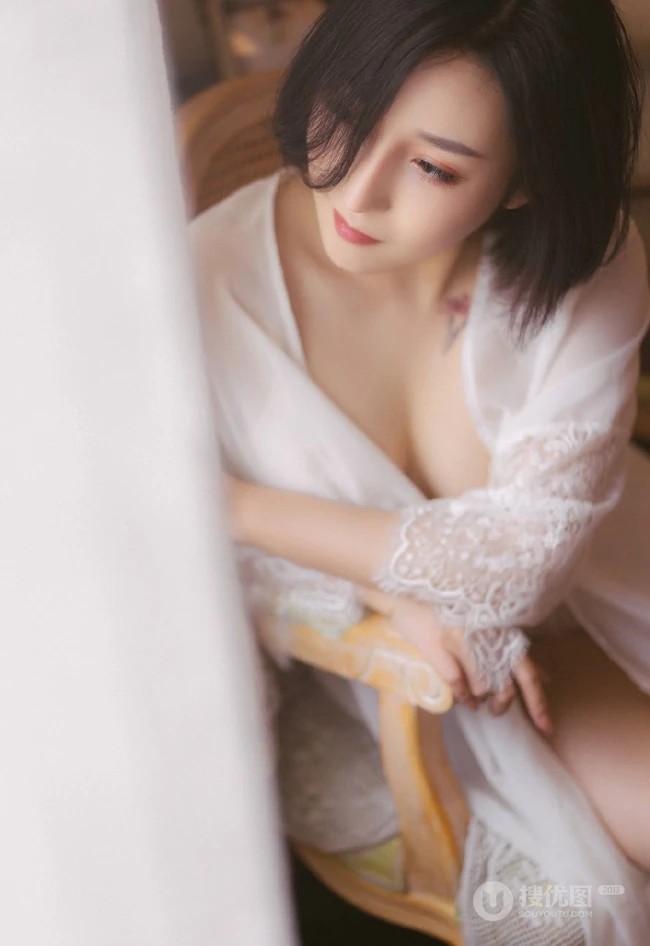 气质齐肩短发成知性生轻纱睡裙半遮半掩柔美室内写真图集