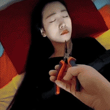 趁女孩睡着，拔人家鼻毛的恶搞女生动态图片