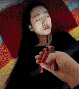 趁女孩睡着，拔人家鼻毛的恶搞女生动态图片