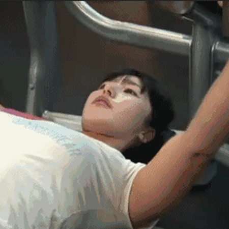 卧推杠铃的匀称白衣女生动态图片