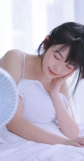 高扎马尾的背心牛仔裤少女居家室内慵懒俏皮好奇写真图集