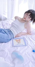 高扎马尾的背心牛仔裤少女居家室内慵懒俏皮好奇写真图集