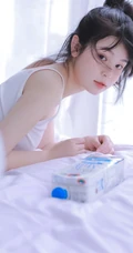 高扎马尾的背心牛仔裤少女居家室内慵懒俏皮好奇写真图集