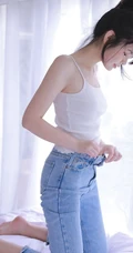 高扎马尾的背心牛仔裤少女居家室内慵懒俏皮好奇写真图集