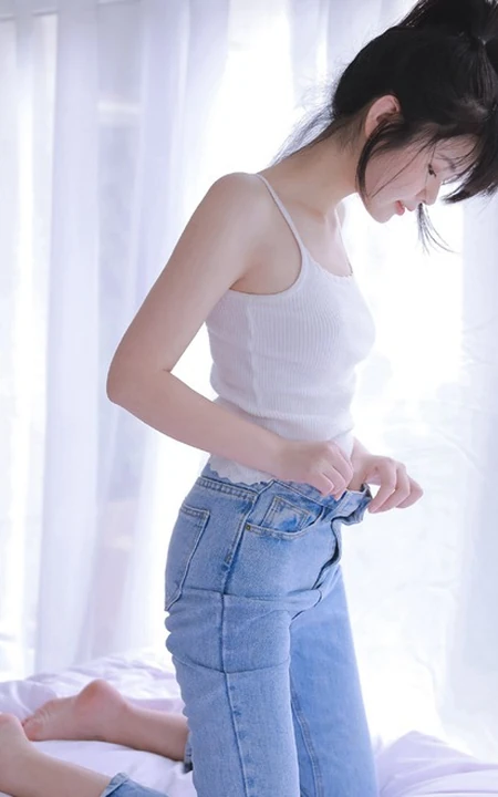高扎马尾的背心牛仔裤少女居家室内慵懒俏皮好奇写真图集