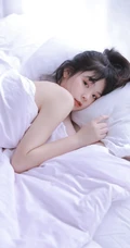 高扎马尾的背心牛仔裤少女居家室内慵懒俏皮好奇写真图集