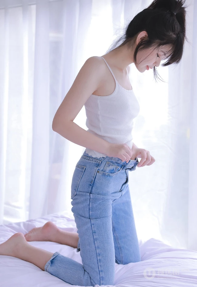 高扎马尾的背心牛仔裤少女居家室内慵懒俏皮好奇写真图集