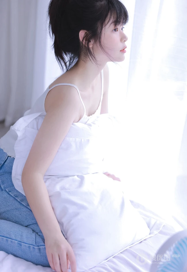 高扎马尾的背心牛仔裤少女居家室内慵懒俏皮好奇写真图集