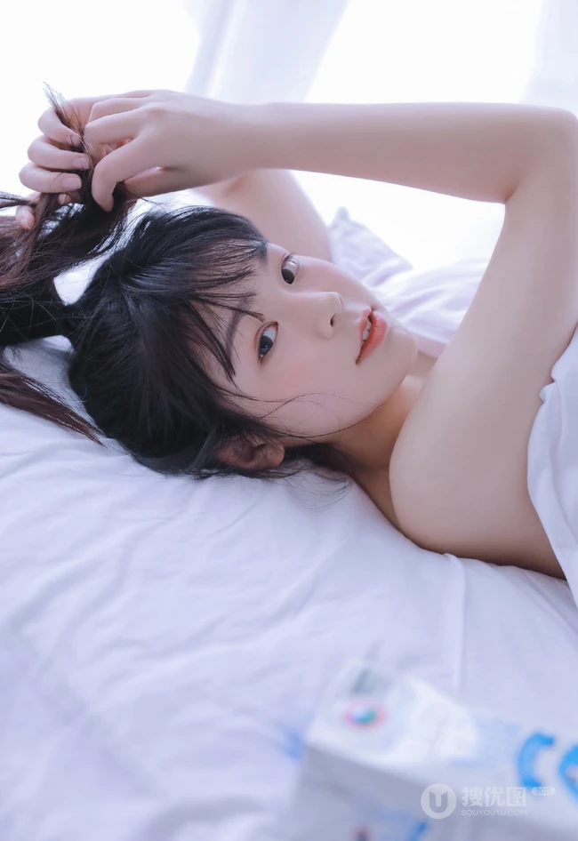 高扎马尾的背心牛仔裤少女居家室内慵懒俏皮好奇写真图集