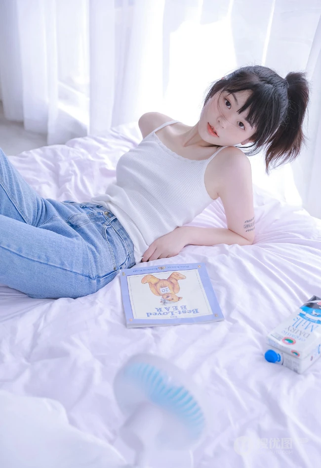 高扎马尾的背心牛仔裤少女居家室内慵懒俏皮好奇写真图集