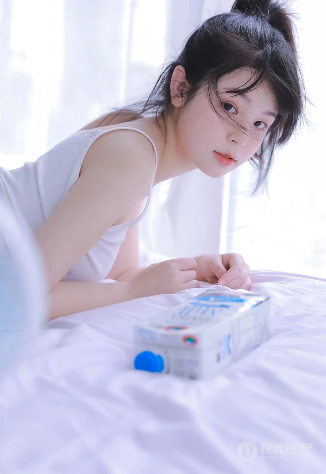 高扎马尾的背心牛仔裤少女居家室内慵懒俏皮好奇写真图集