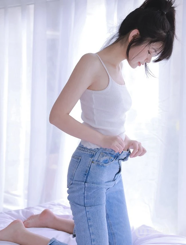 高扎马尾的背心牛仔裤少女居家室内慵懒俏皮好奇写真图集
