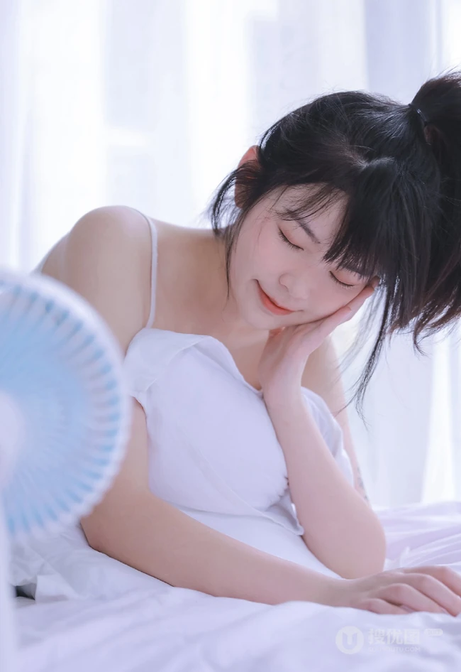 高扎马尾的背心牛仔裤少女居家室内慵懒俏皮好奇写真图集