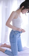 高扎马尾的背心牛仔裤少女居家室内慵懒俏皮好奇写真图集
