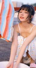 自家阳台洗衣，晾衣的俏皮可爱元气少女肩带裙，家居服清新写真美照