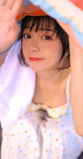 自家阳台洗衣，晾衣的俏皮可爱元气少女肩带裙，家居服清新写真美照