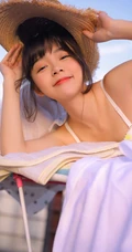 自家阳台洗衣，晾衣的俏皮可爱元气少女肩带裙，家居服清新写真美照