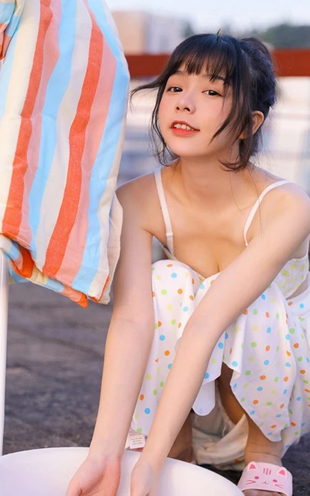 自家阳台洗衣，晾衣的俏皮可爱元气少女肩带裙，家居服清新写真美照