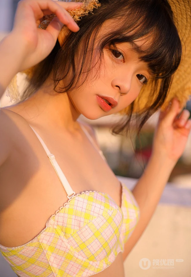 自家阳台洗衣，晾衣的俏皮可爱元气少女肩带裙，家居服清新写真美照