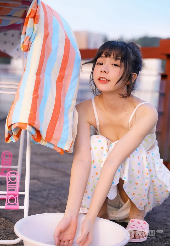 自家阳台洗衣，晾衣的俏皮可爱元气少女肩带裙，家居服清新写真美照